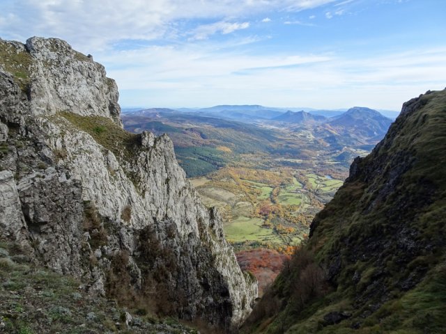Guetter les isards vivant dans ces vallées encaissées