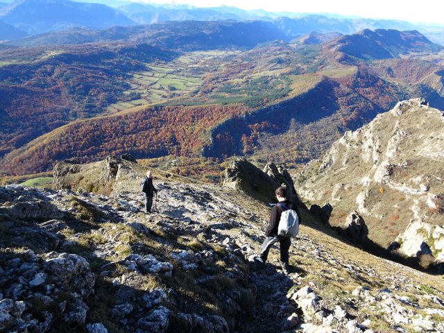 La descente caillouteuse est tout d'abord facile