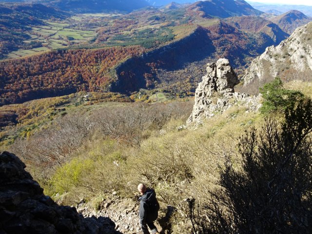 On devine la vallée encaissée de la Blanque vers les cascades des Mathieux