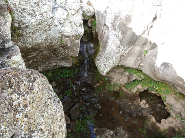 Impressionnant cassé alimenté par une petite cascade