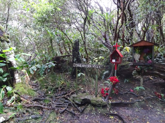 Arrivée au Sentier Scout près d'un oratoire fleuri