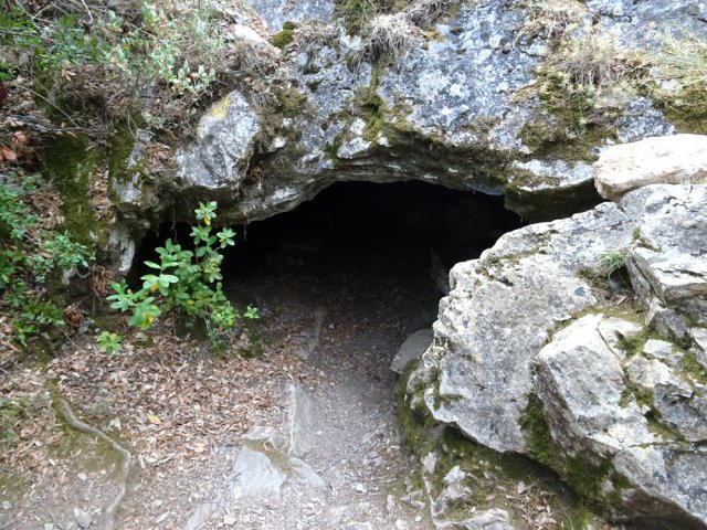 La grotte est basse mais profonde. Prendre une frontale
