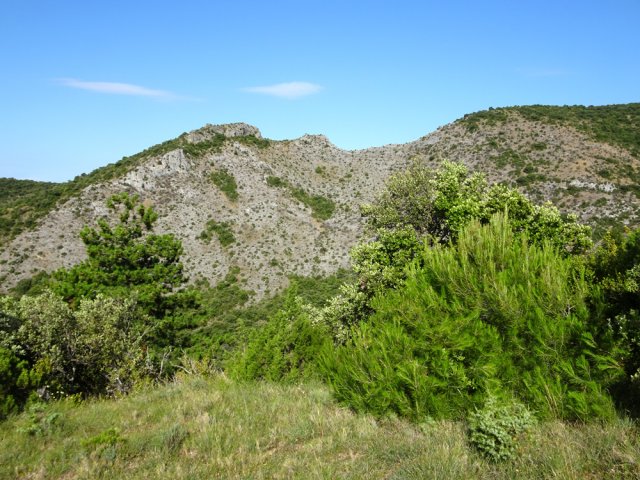 On contourne cette haute barre rocheuse