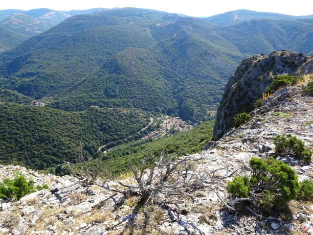 On domine Cabrespine du haut de l'étroite arête