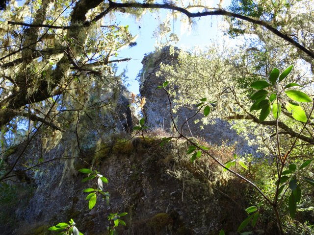 On atteint très vite la roche fendue