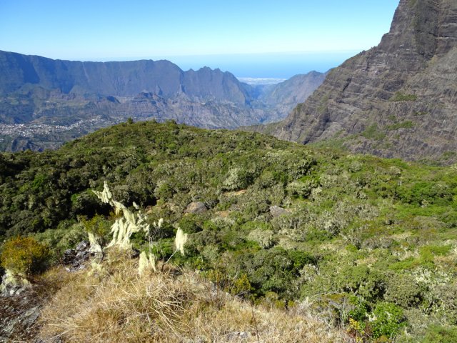 Vue générale de la plaine et du cirque jusqu'à la mer