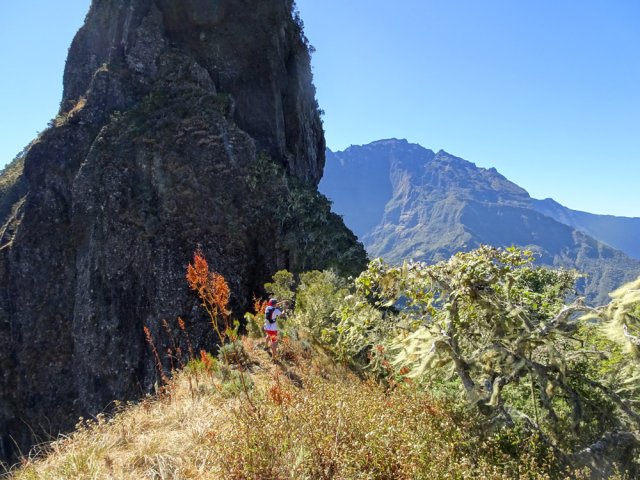 Balade sur l'étroite crête au pied du Nez de Bœuf