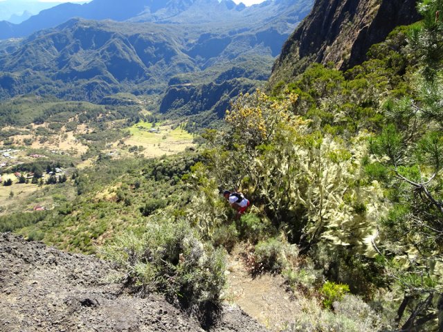 Le passage est suffisamment large, cependant il faut prendre garde au vide