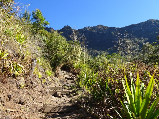 Beaucoup de portions de hautes marches et de roches