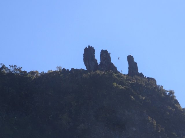 Pendant la montée, les alpinistes font le spectacle