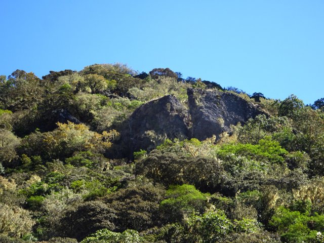 Repérer le rocher fendu à mi-pente 200 m plus loin