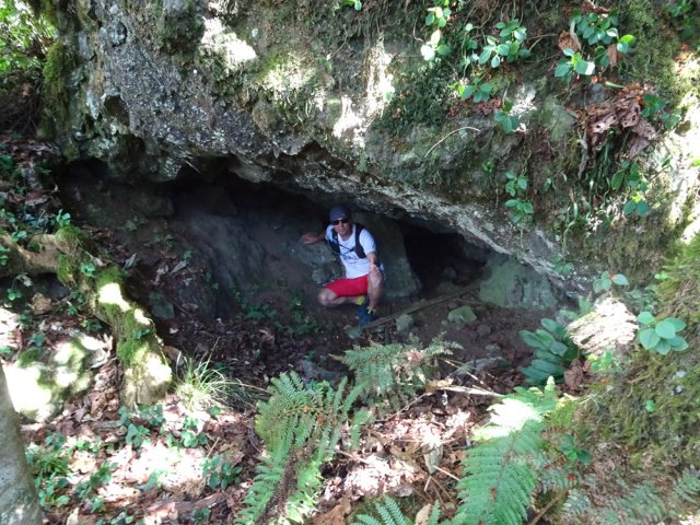 La première grotte dans la montée