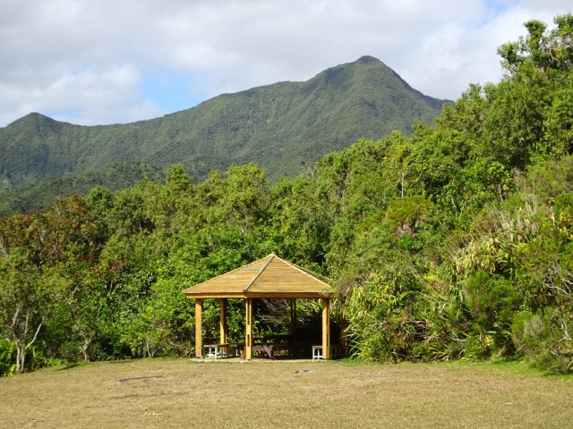Le grand kiosque dans son cadre verdoyant