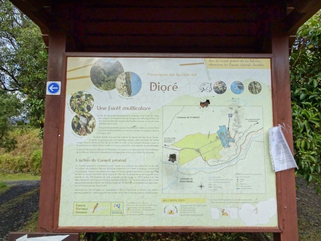 Un peu de lecture au grand panneau du départ