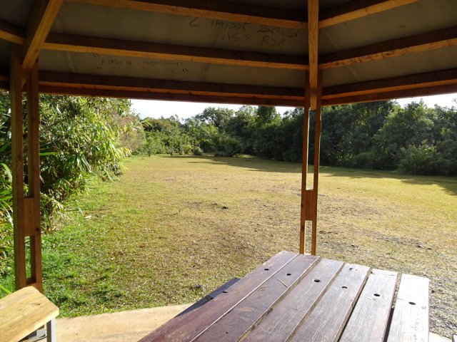 La vaste zone de repos et son kiosque