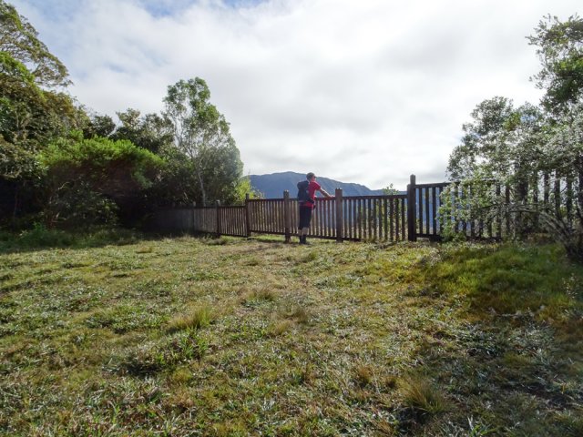 Large belvédère pour profiter du panorama sur le cirque