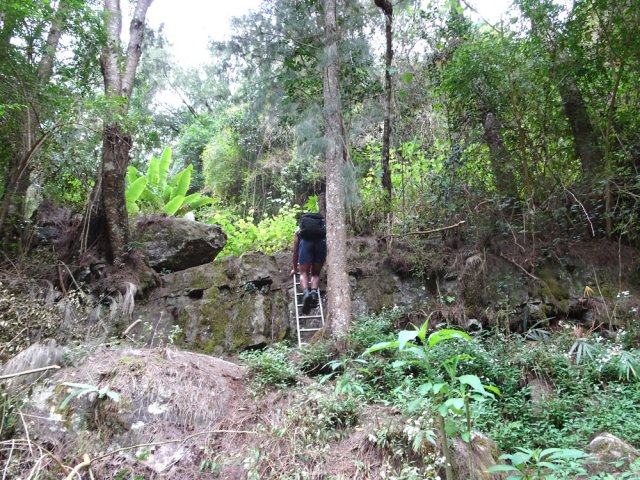 L'Îlet de Trou Blanc se rejoint par une courte échelle
