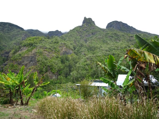 Quelques dents acérées dominent les rares cases de Trou Blanc