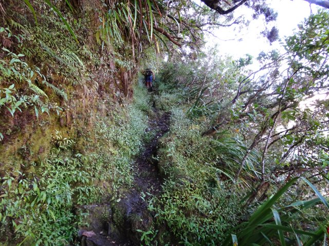 Beaucoup de portions rocheuses et glissantes