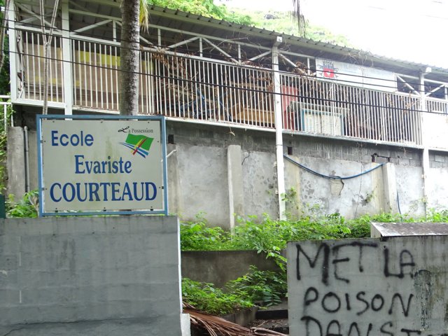 Fort heureusement, l'école est fermée et les enfants ne verront pas le message