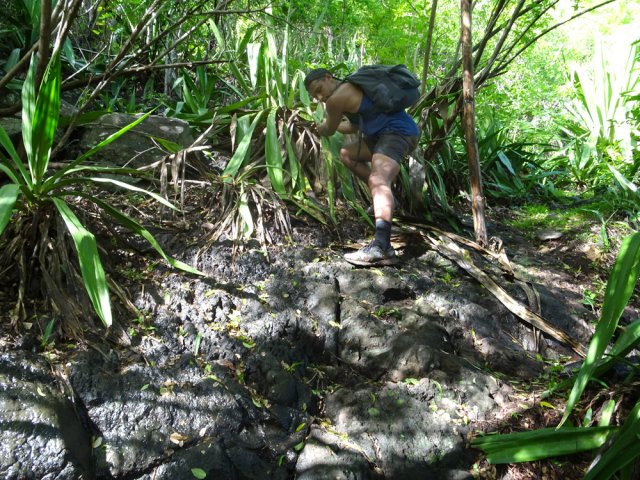Passage très glissant après une pluie. Merci aux chocas
