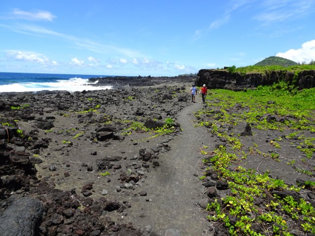 Le sentier traverse laves et sable gris