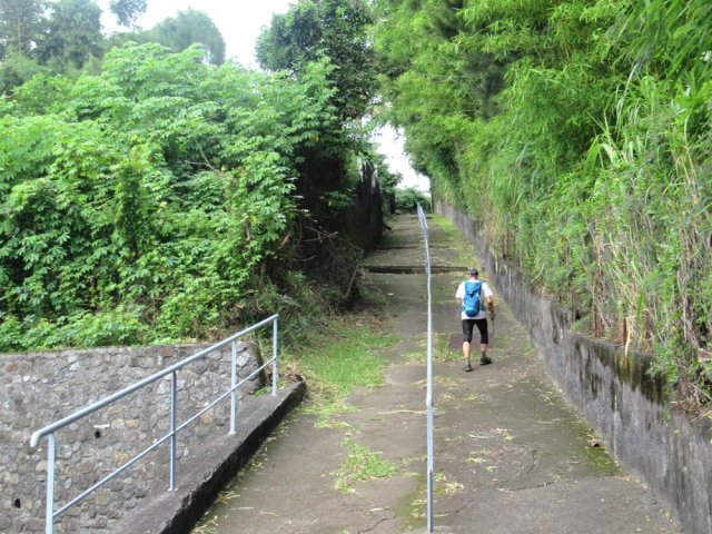 La large allée après l'église de St-François