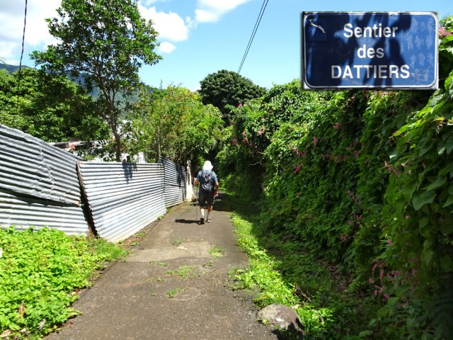 Entre habitations et route sur le Sentier des Dattiers