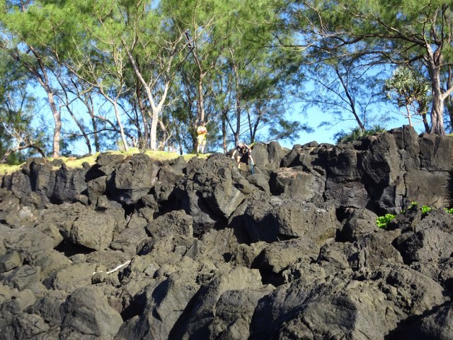 Des gants et des bâtons s'avèrent très utiles pour les descentes dans les blocs