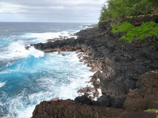 Les vagues peuvent créer le spectacle par mer forte