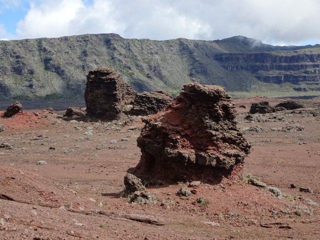 Les Gendarmes, plus solides que les autres roches, s'érodent plus lentement