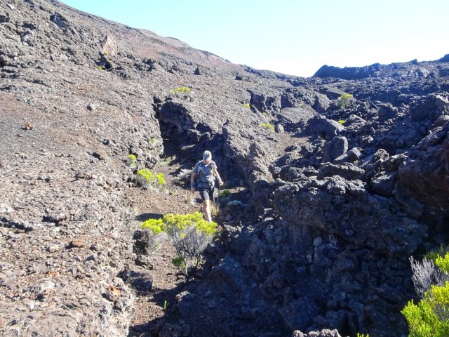 Le terrain devient plus rocailleux mais le passage est toujours là