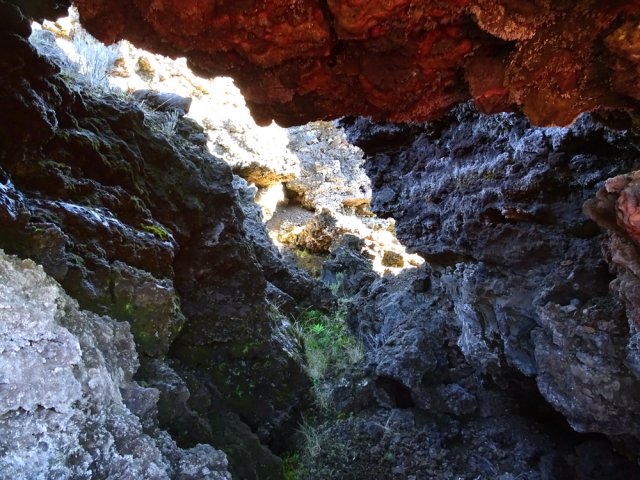Beaucoup de grottes, fissures et gros blocs au plus près de la trace