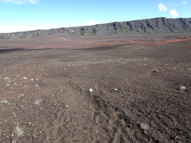 A l'approche de la piste, le sentier remonte