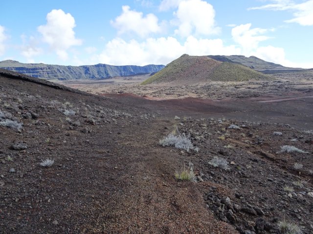 On s'éloigne petit à petit du Demi-Piton sur une trace bien visible