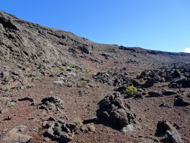 On voit le sentier et la brèche en se retournant