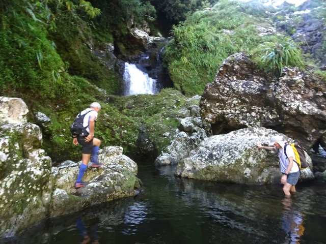 L'approche du Bassin Jacob s'effectue dans l'eau et sur les blocs de basalte