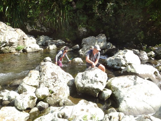 Traversées nombreuses à mi-cuisses tout au long de la boucle
