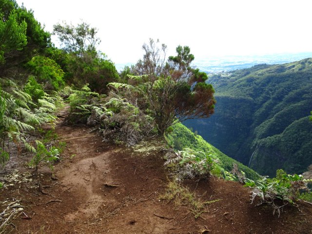 Le sentier en bord de rempart permet de belle vues