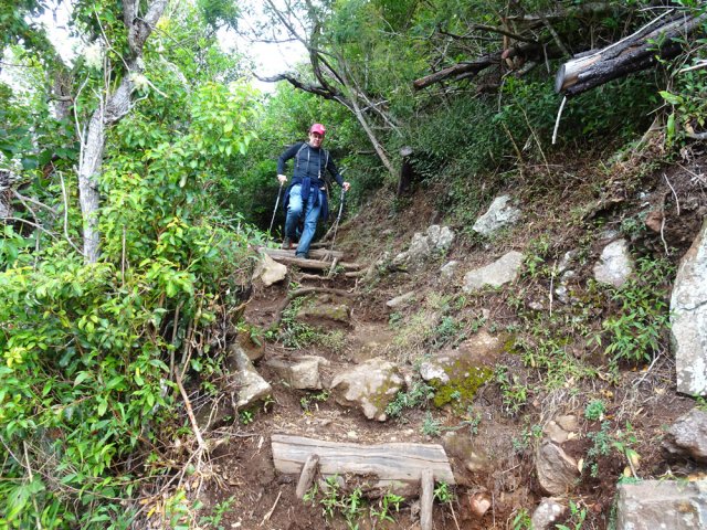 La pente est assez rude avec de hautes marches