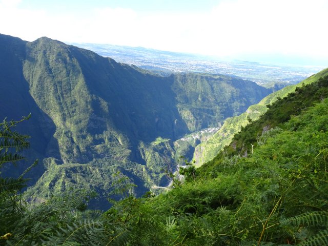 On domine la vallée du Bras de Cilaos, le Tampon et les villes côtières