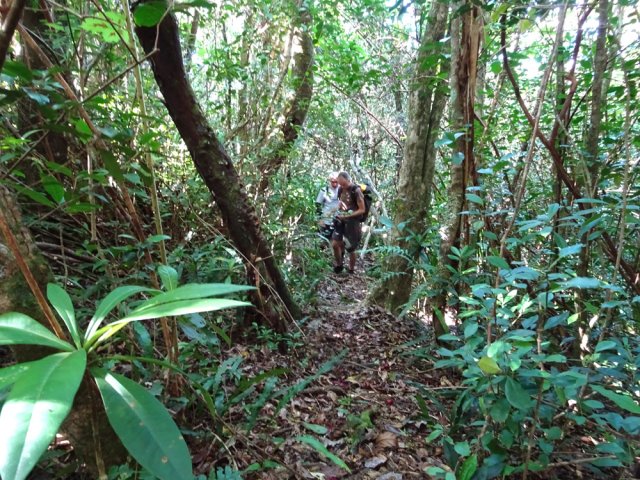 Le sentier en bord de rempart est encore très bien