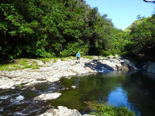 Les rives basaltiques sont plus agréables que le lit couvert de gros galets
