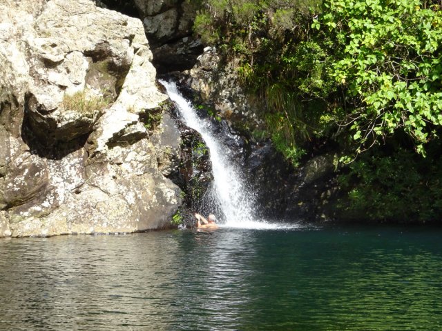 Baignade à mi-parcours dans un vaste bassin alimenté par une cascade en paliers