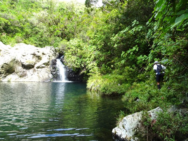 Quitter le bassin par la rive gauche. Montée très technique