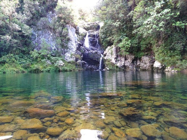 Immense bassin pour la cascade suivante tombant également par paliers