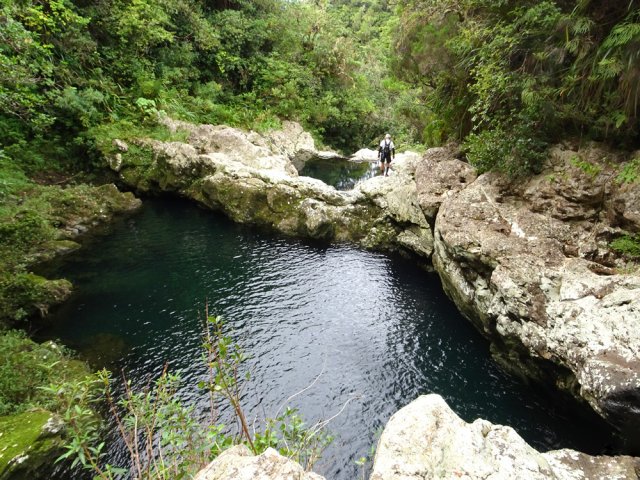 Superbe endroit sauvage avec de profonds bassins successifs