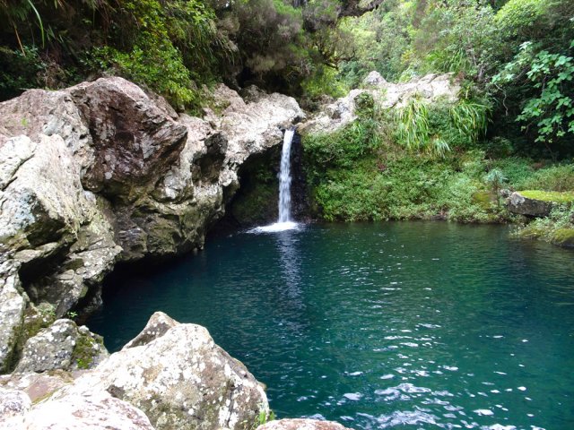 La remontée vers le rempart débute à partir de cette petite cascade, en rive gauche