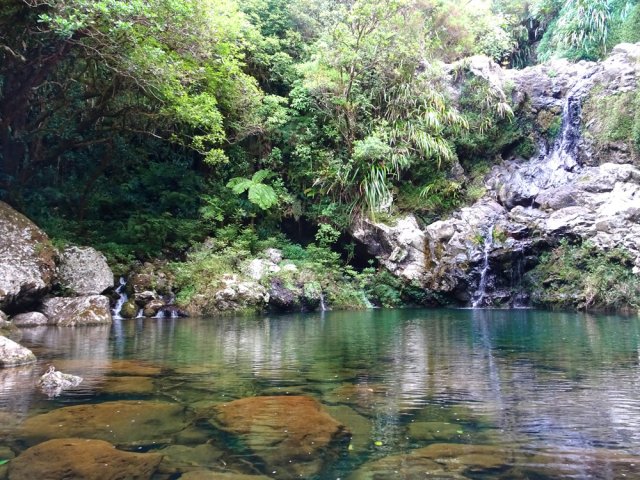 La dernière cascade est presque à sec. Ne pas manquer la source en rive droite