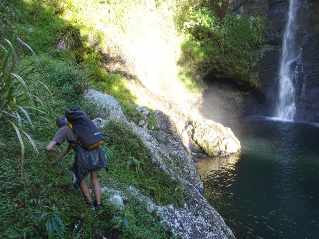 La bassin s'évite en escaladant la rive droite